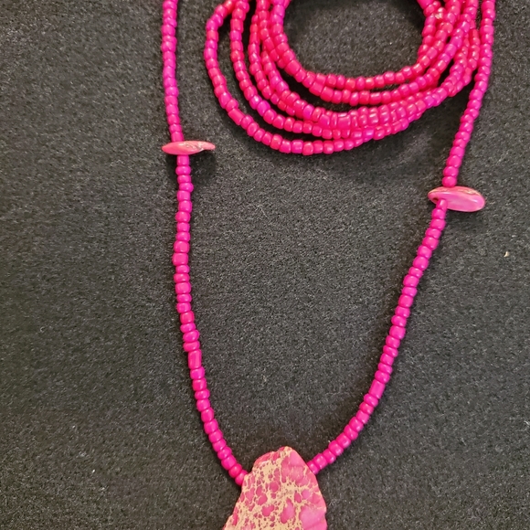 FUSCHIA BEADED NECKLACE & BRACELET SET. - Picture 5 of 5